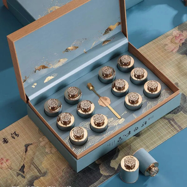 Finest-grade Que She Green Tea of 2025 New Season, Picked Before Qingming Festival, from High-altitude Mountains. It's a tea with tender buds, comes in an affordable yet high-end gift box.